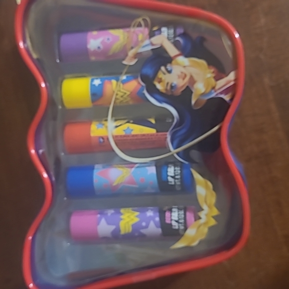 Wonder Woman - Picture 2 of 4